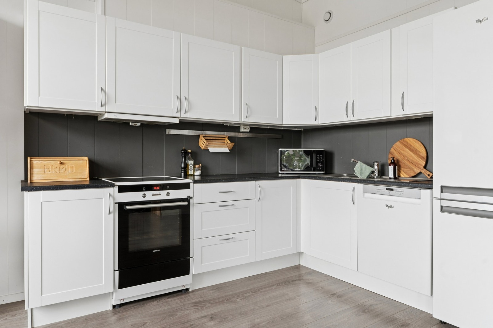 Godt med skap- og benkeplass. Galleribilde
