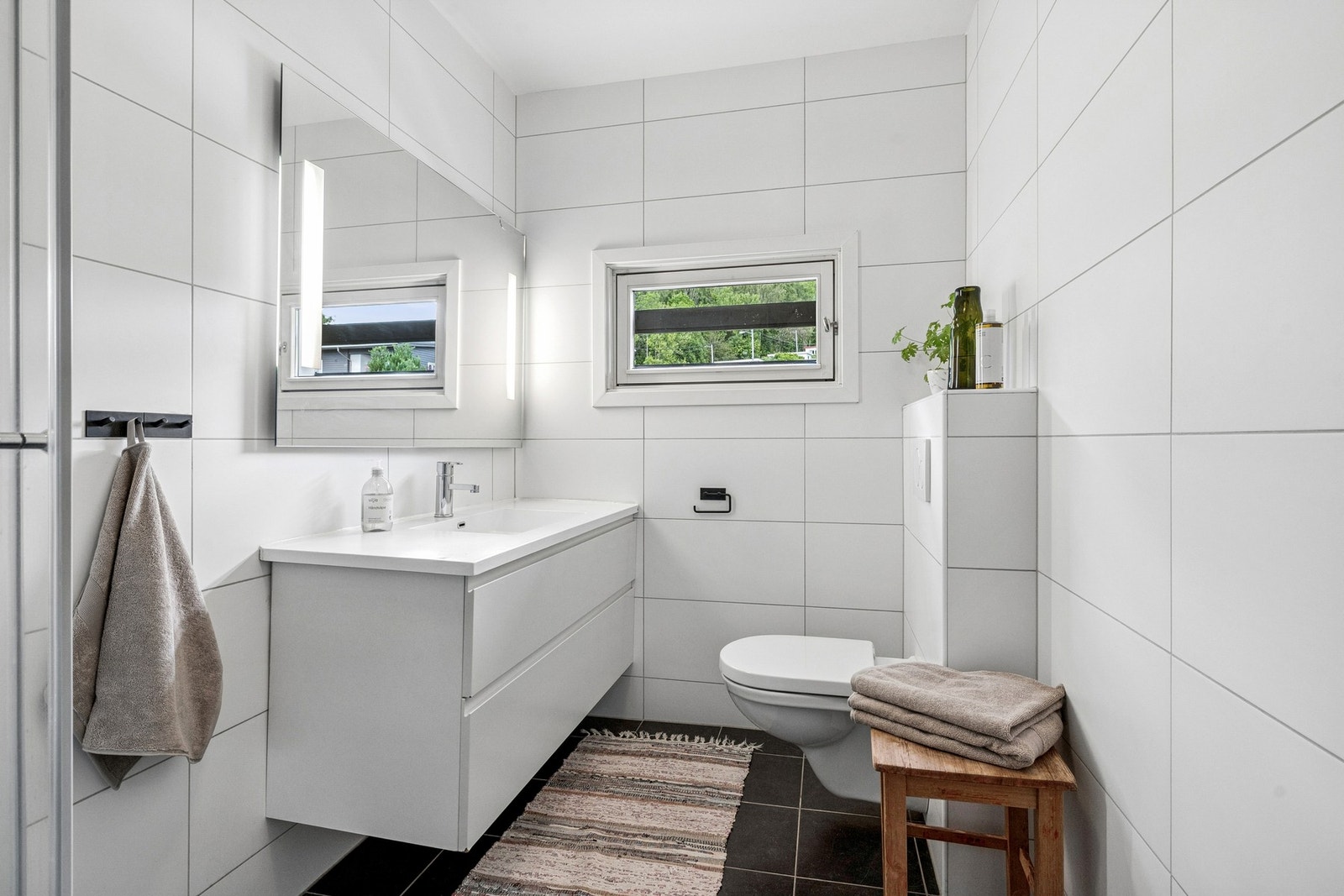 Pent bad nr. 2 i 2.etg. med servant, wc og dusjkabinett. Galleribilde