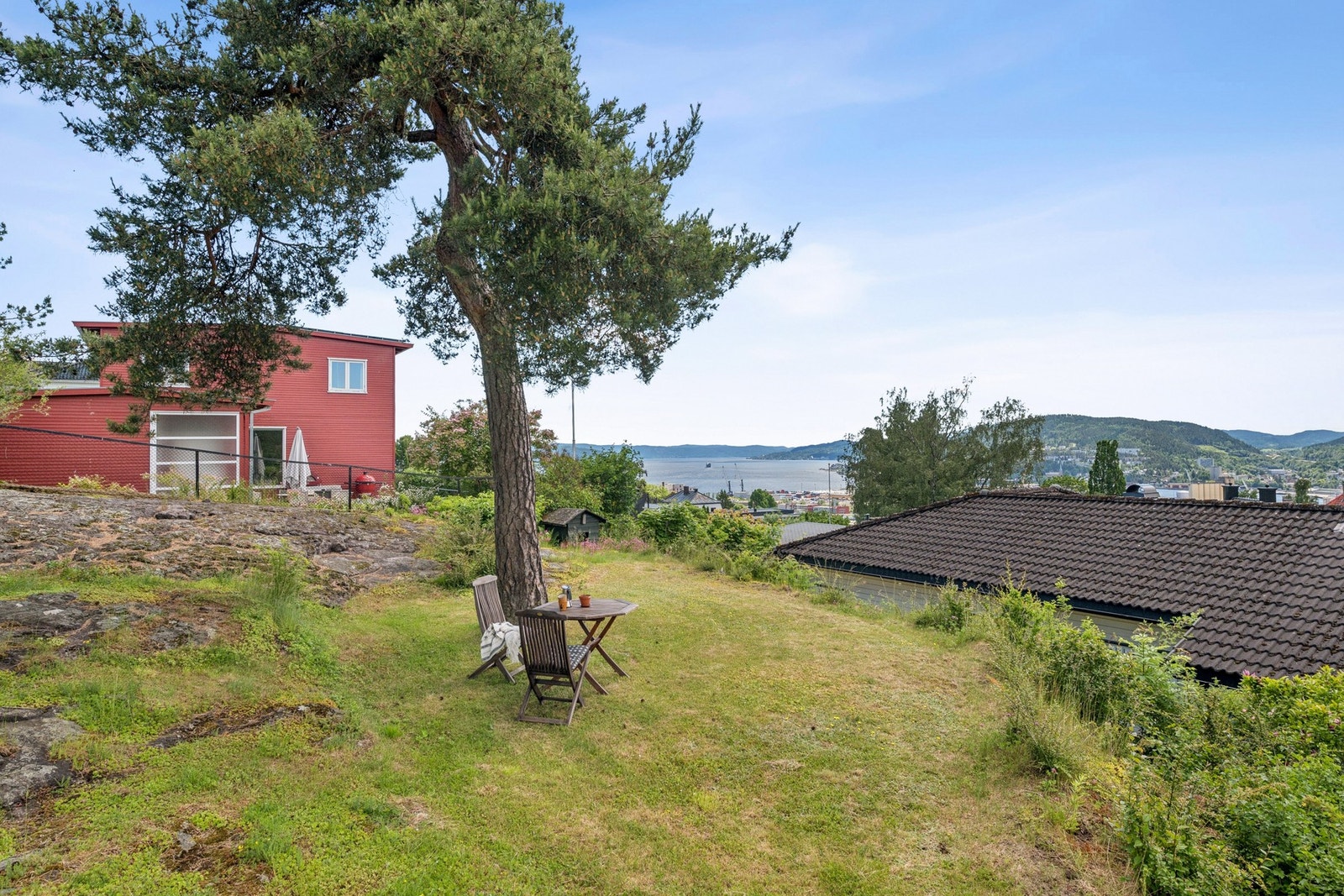 Eiendommen har flere hyggelig uteområder - Samtlige er solrike med flott utsikt. Galleribilde