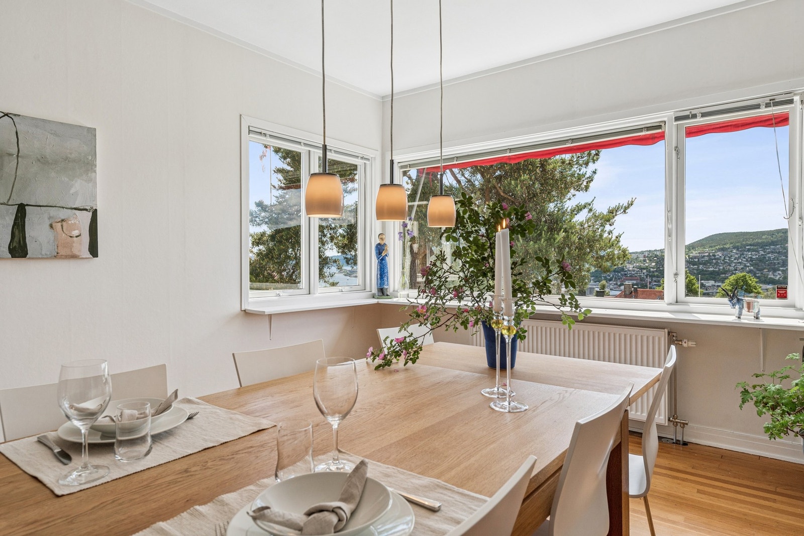 Vakker utsikt også fra spisestuen, med sol fra tidlig morgen. Galleribilde