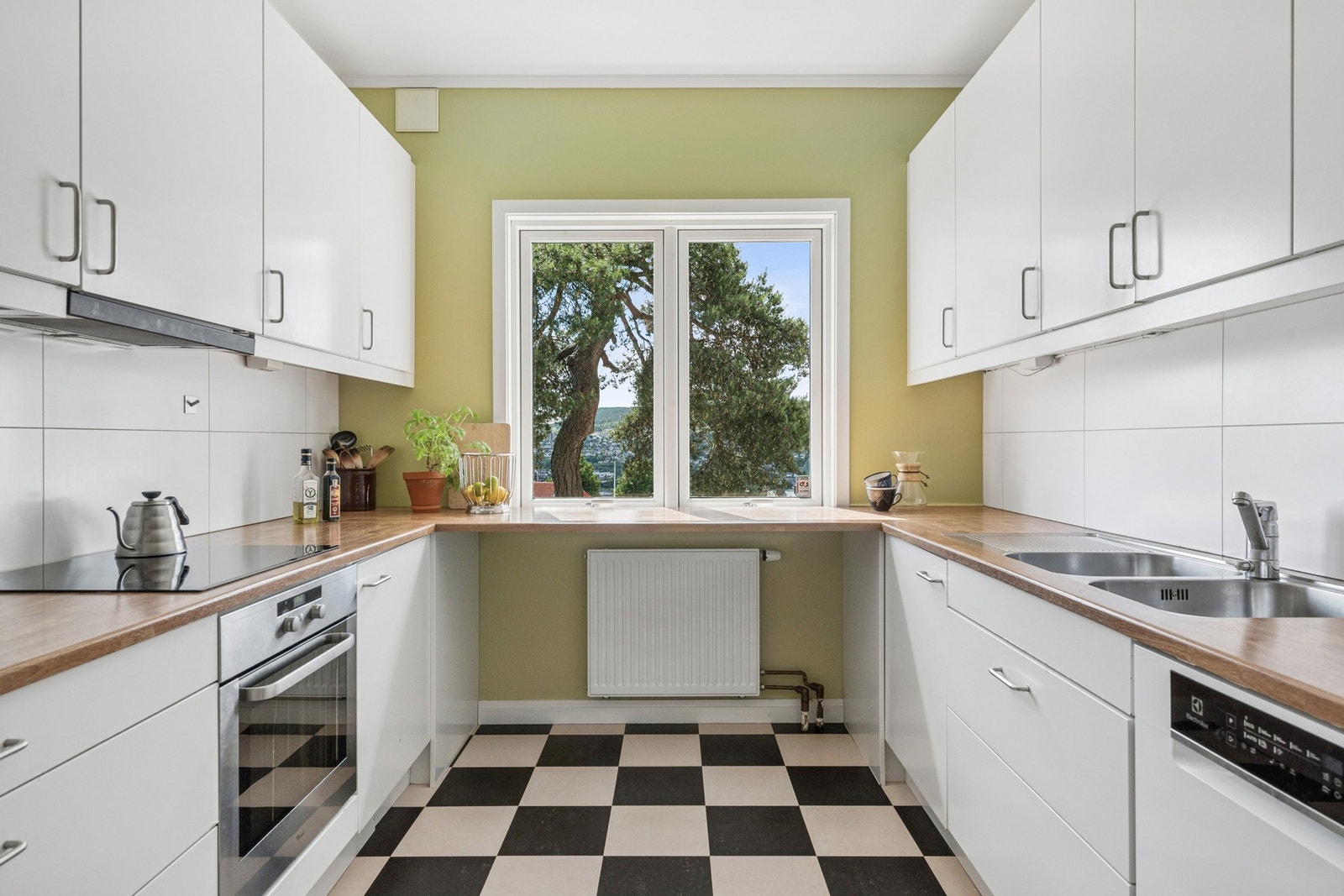 Lyst og innbydende kjøkken med egen bod og utgang til hagen. Mye skapplass. Fin utsikt også her. Galleribilde