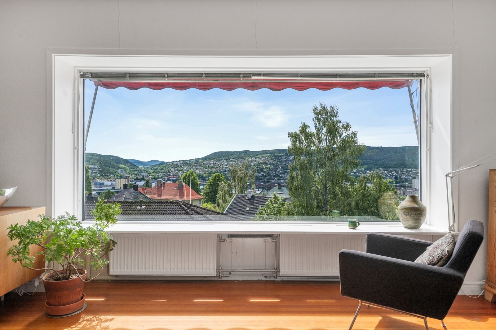 Fra stuen har man panoramautsikt over byen og fjorden. Galleribilde