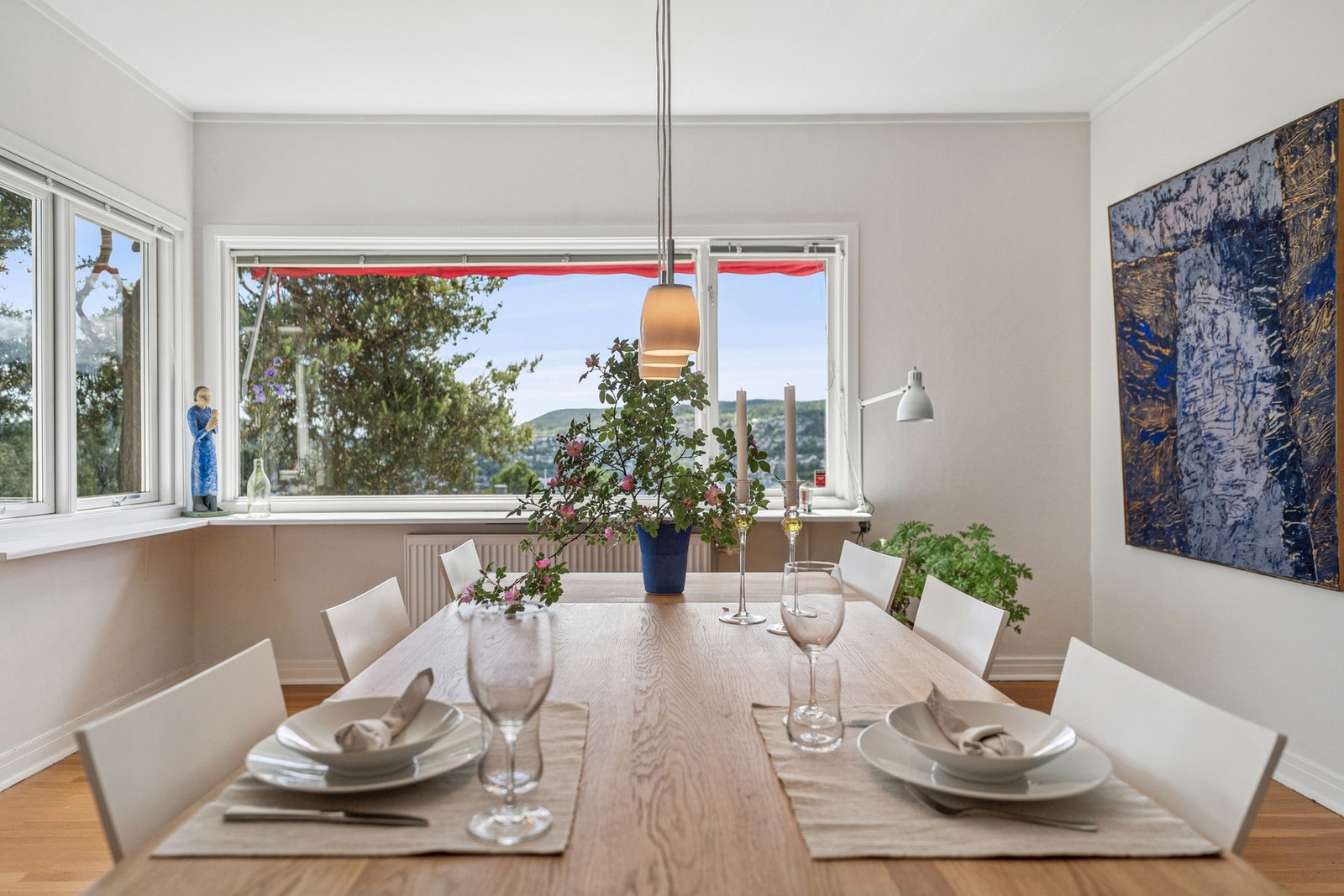 Vakker utsikt også fra spisestuen, med sol fra tidlig morgen. Galleribilde