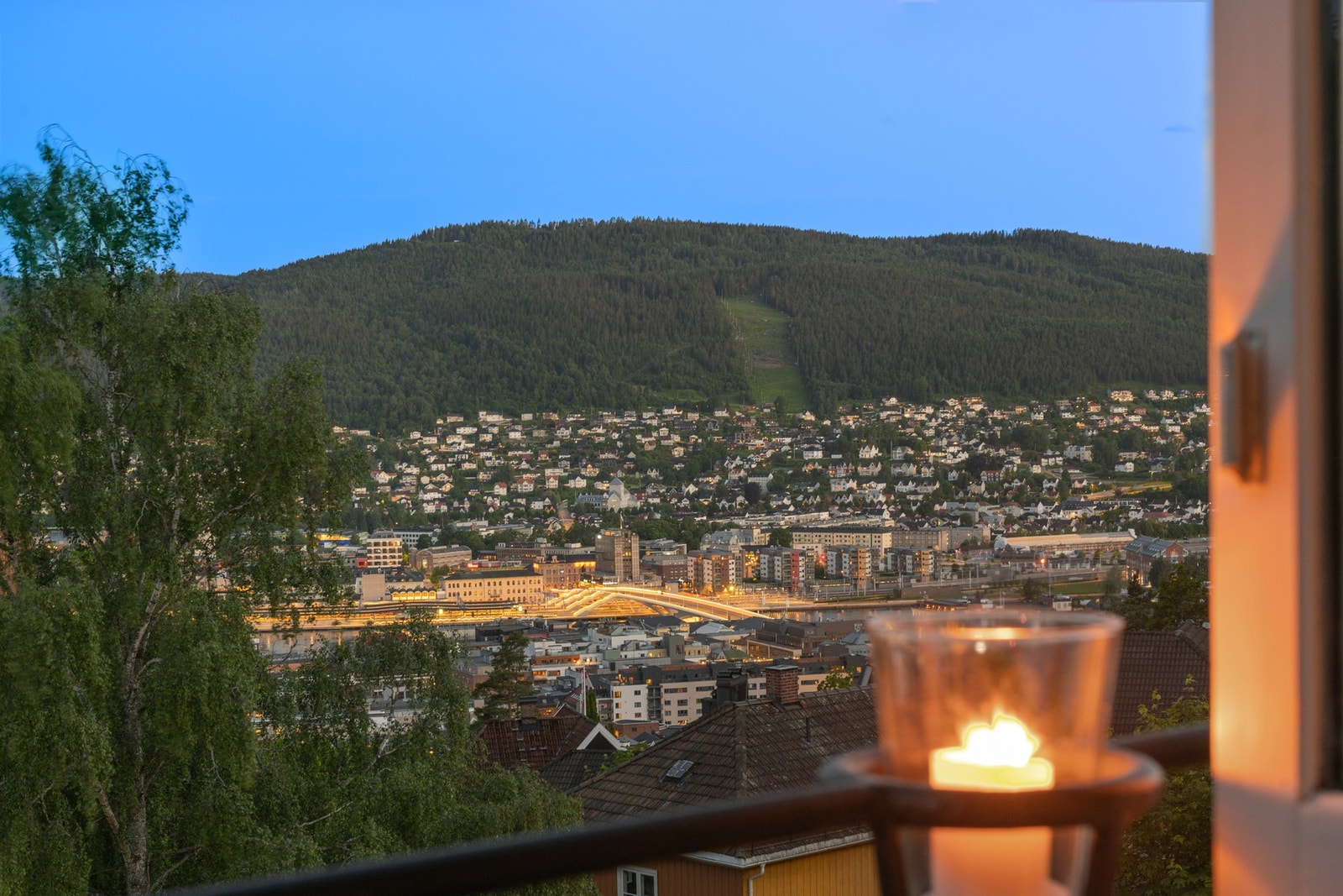 Kveldsstemning med praktfull utsikt over sentrum av Drammen. Galleribilde