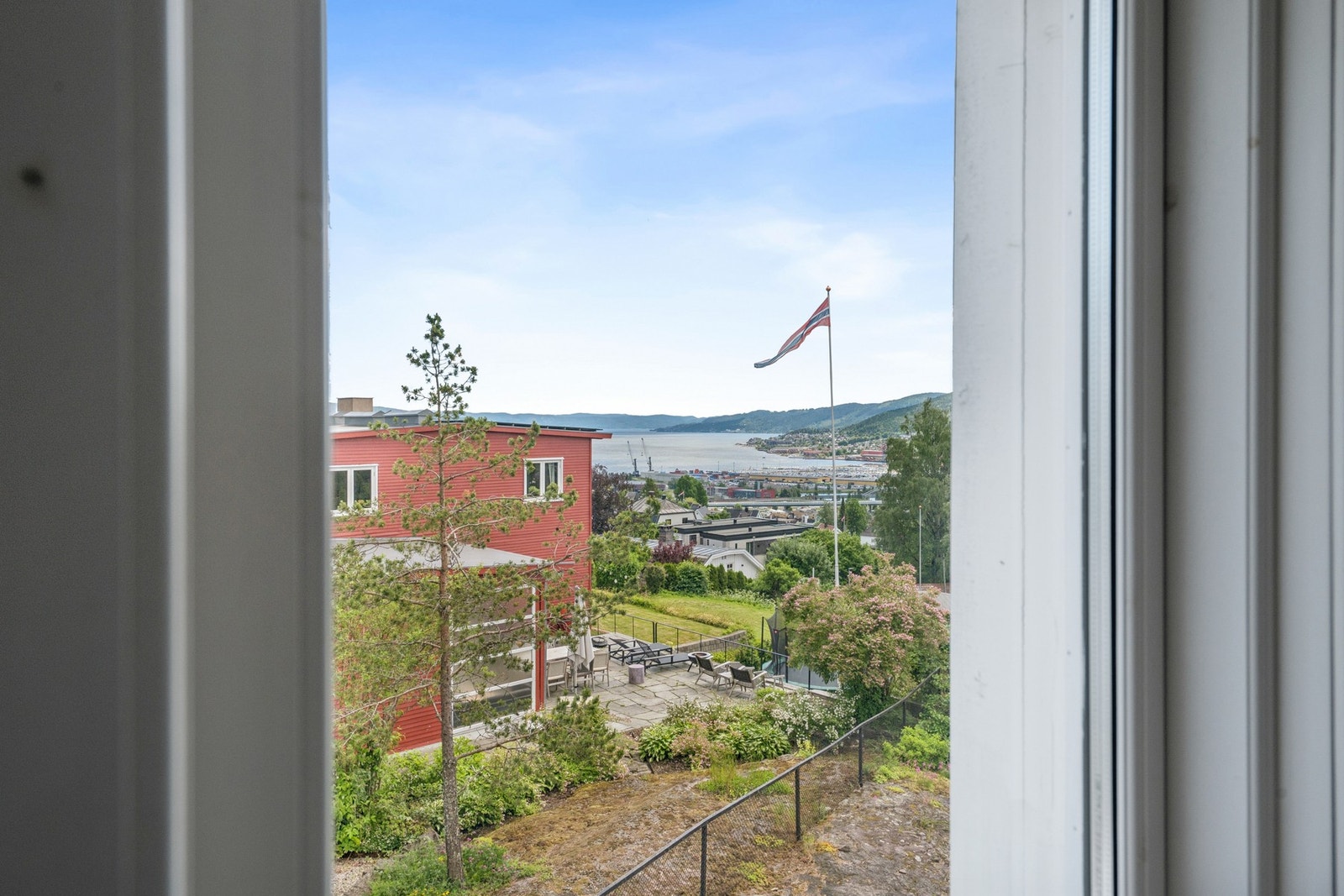 Soverom 5 med utsikt over Drammensfjorden. Galleribilde