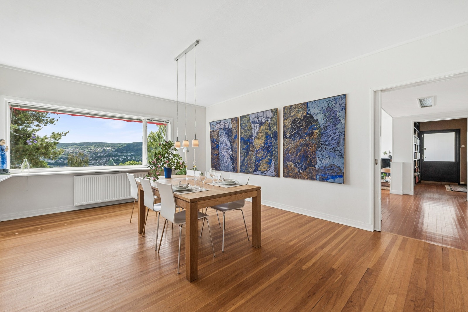Stor og god spisestue med plass til storfamilien eller masse gjester. Galleribilde
