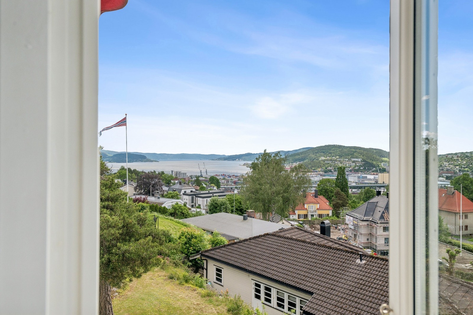 Samtlige rom på boligens sydside har flott utsikt over store deler av Drammen og fjorden. Galleribilde