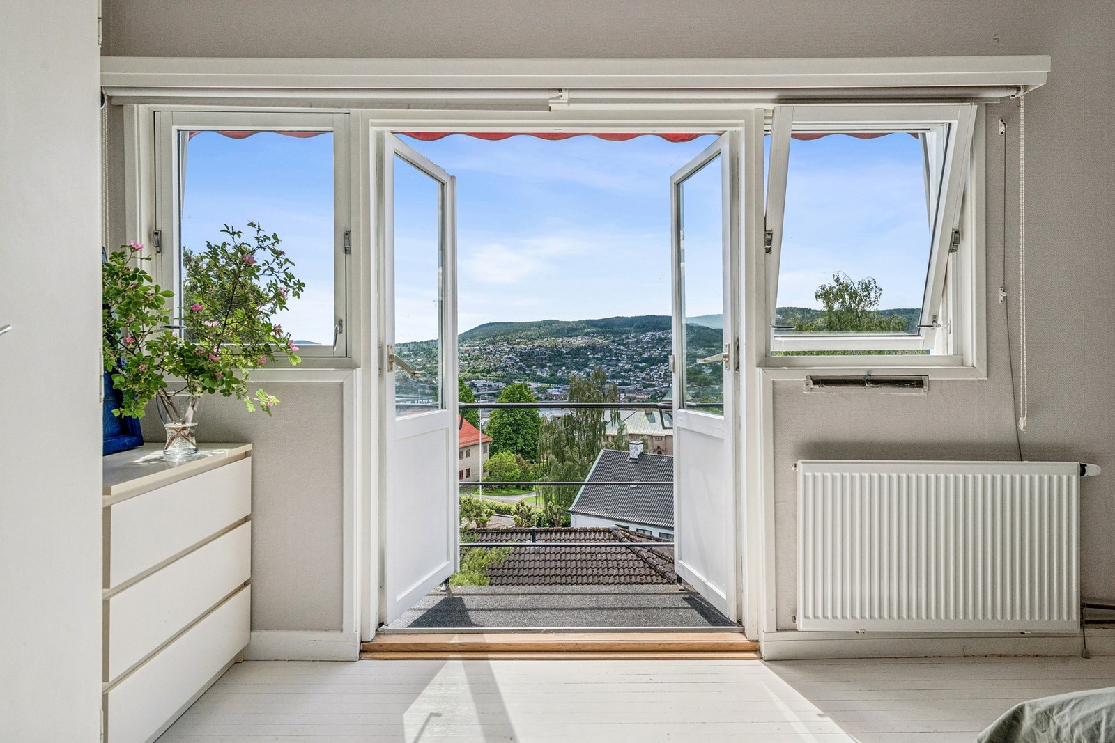 Hovedsoverom med utgang til solrik balkong med fantastisk utsikt over fjorden, elva og byen. Galleribilde