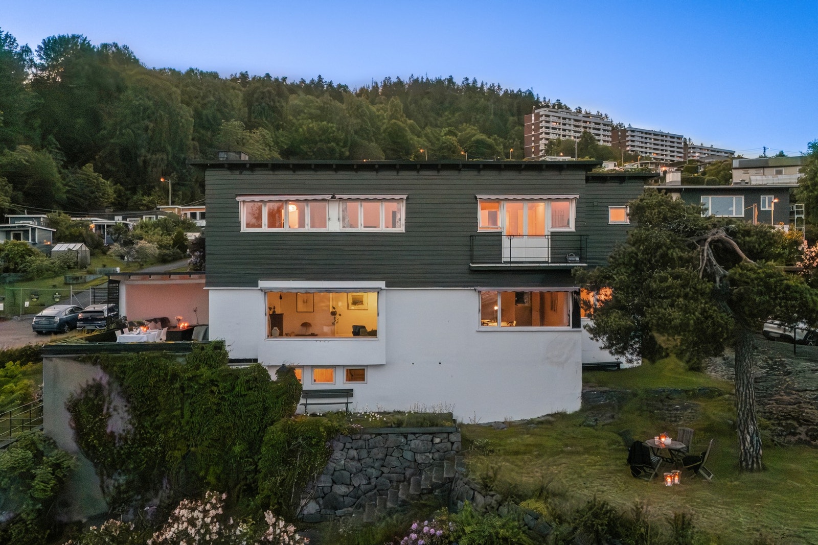 Flere hyggelige uteområder på eiendommen. Flotte steinmurer og trapper. Galleribilde
