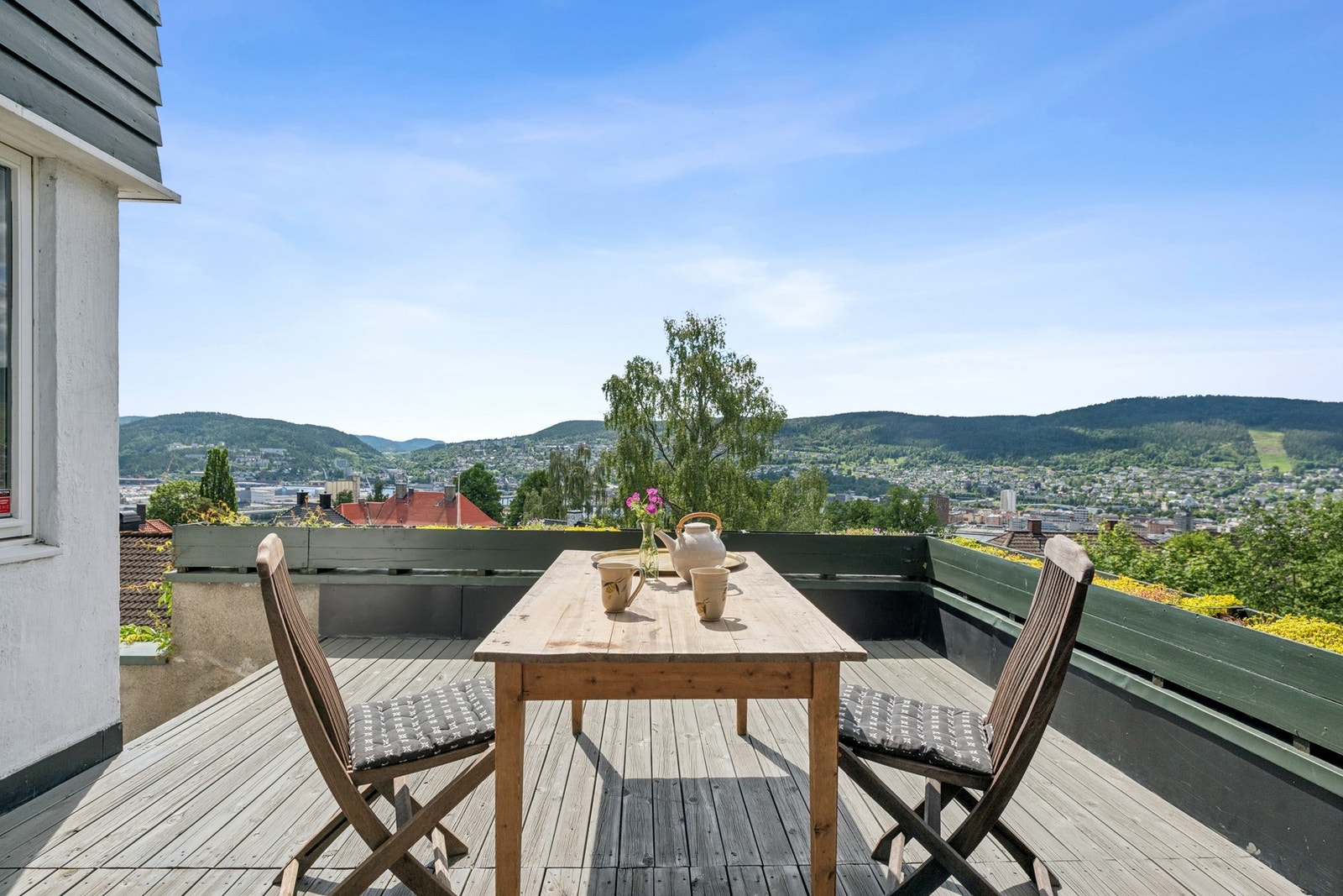 Stor terrasse med nydelig utsikt. Man kommer til terrassen fra biblioteket/tv-stuen eller fra hagen. Galleribilde
