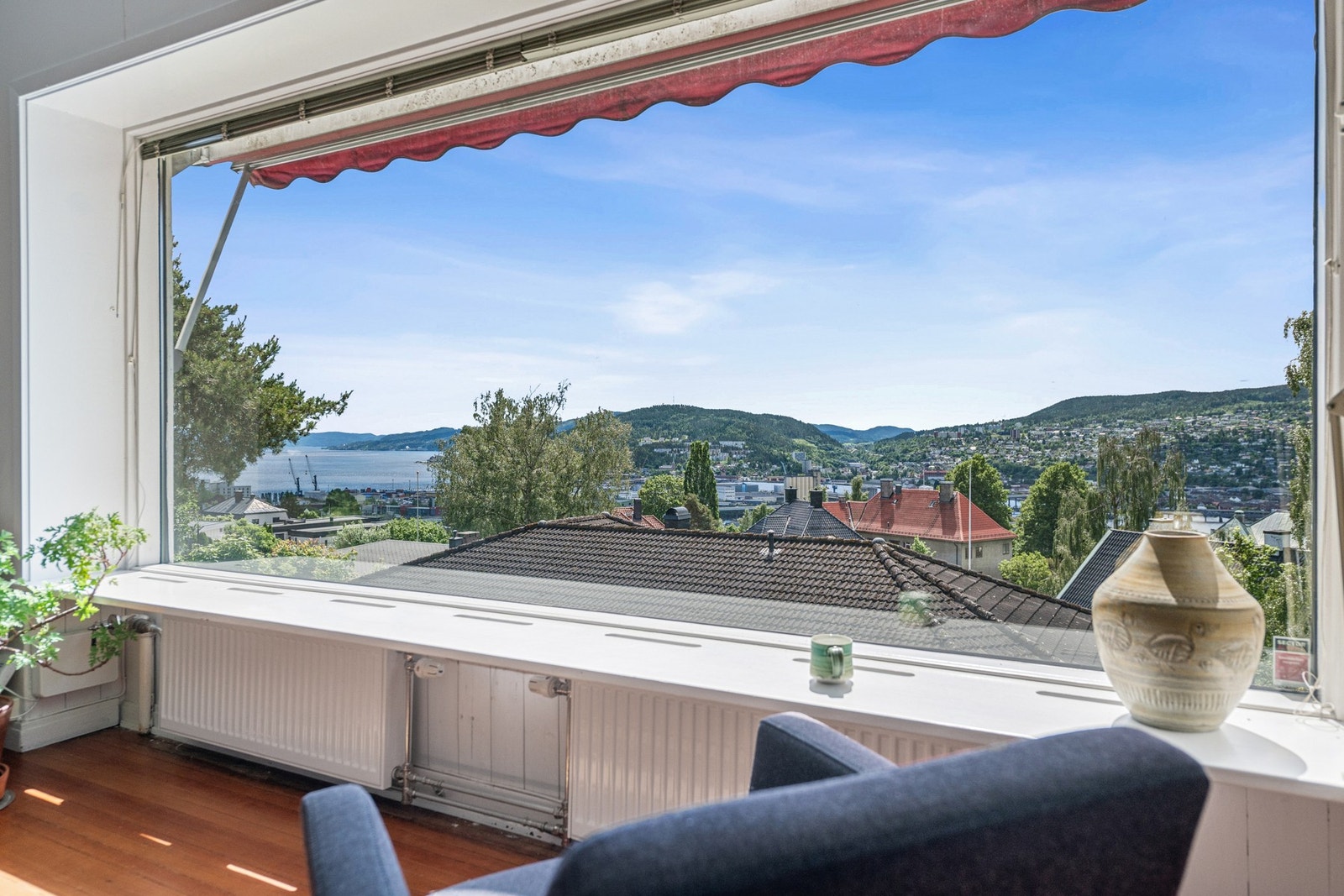 Fra stuen har man panoramautsikt over byen og fjorden. Galleribilde