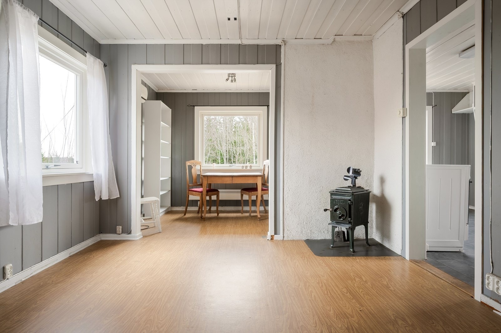 Vedovn er plassert i stuen som en ekstra varmekilde. Galleribilde