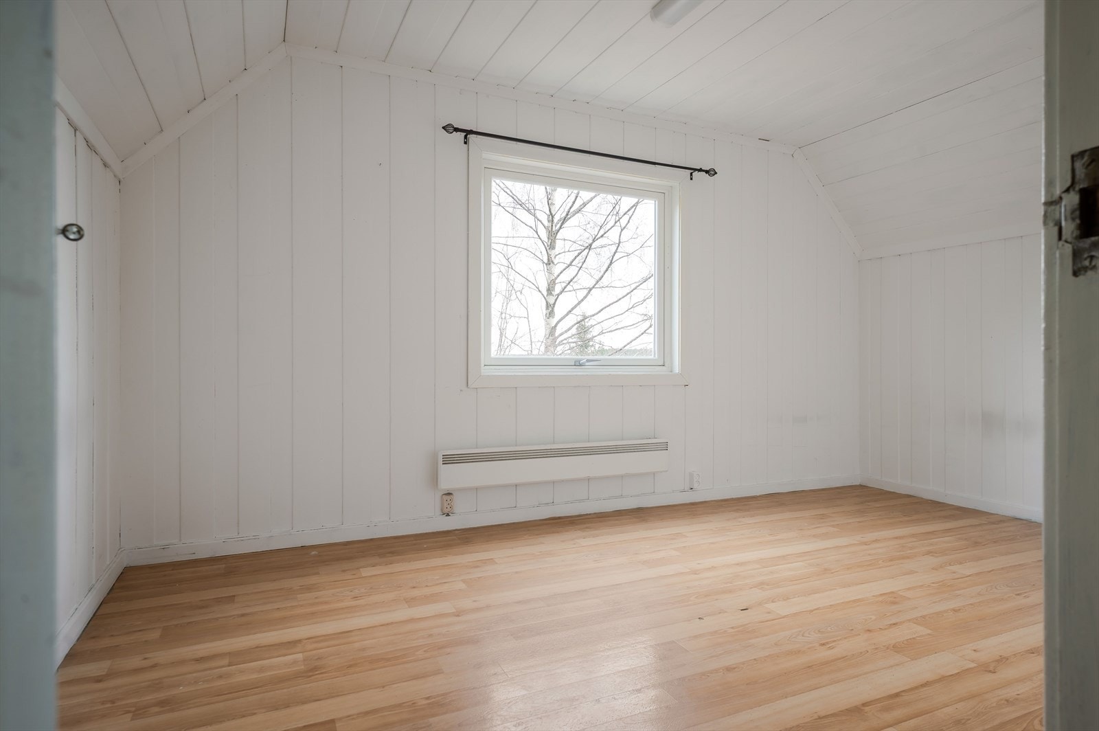 Soverommet. Rommet har gulv av laminat og vegger med trepanel for et klassisk interiør. Galleribilde