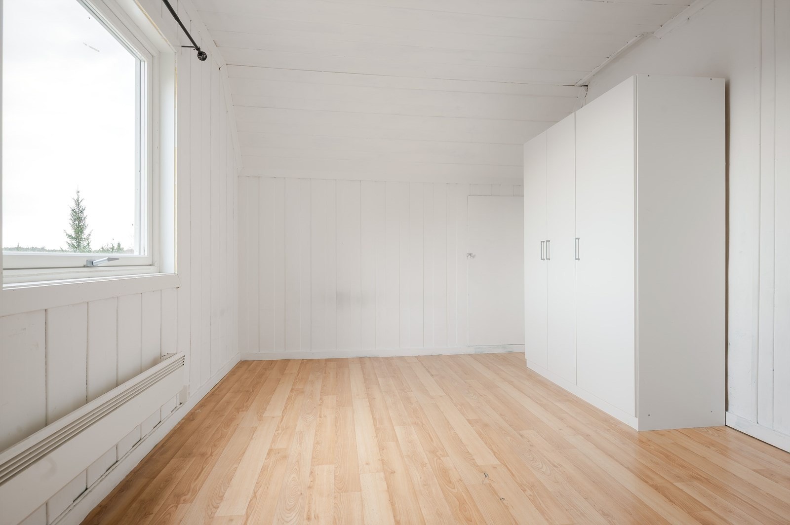 Soverommet har laminatgulv og vegger med trepanel, som gir en solid og praktisk innvendig løsning. Galleribilde