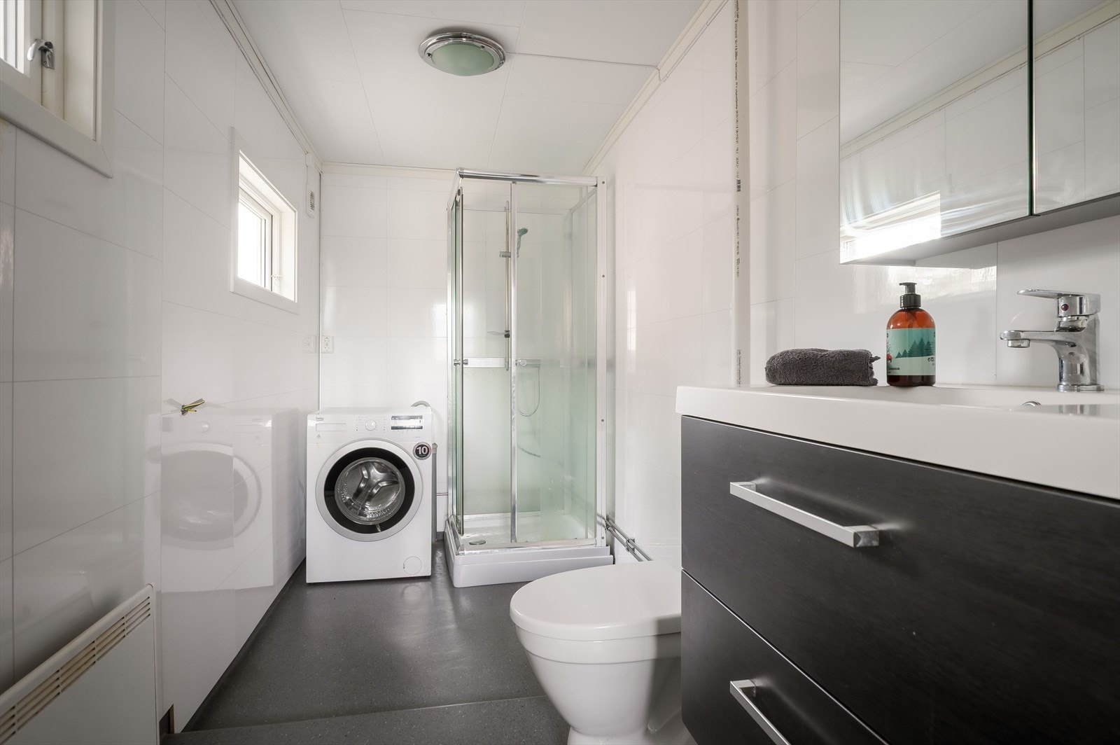 Badet har baderomsplater på veggene og vinylbelegg på gulvet med elektriske varmekabler (de er ikke koblet til strøm). Galleribilde