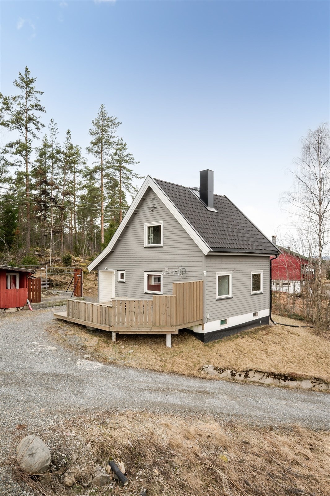 Vinduer består av malte trekarmer med 2-lags glass. De fleste vinduene er byttet i 2019. Galleribilde
