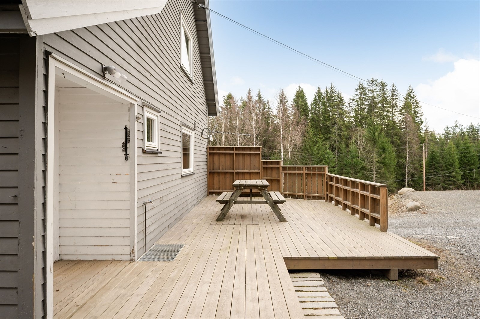 Terrassen er oppført med impregnerte terrassebord og har en solid trekonstruksjon. Galleribilde