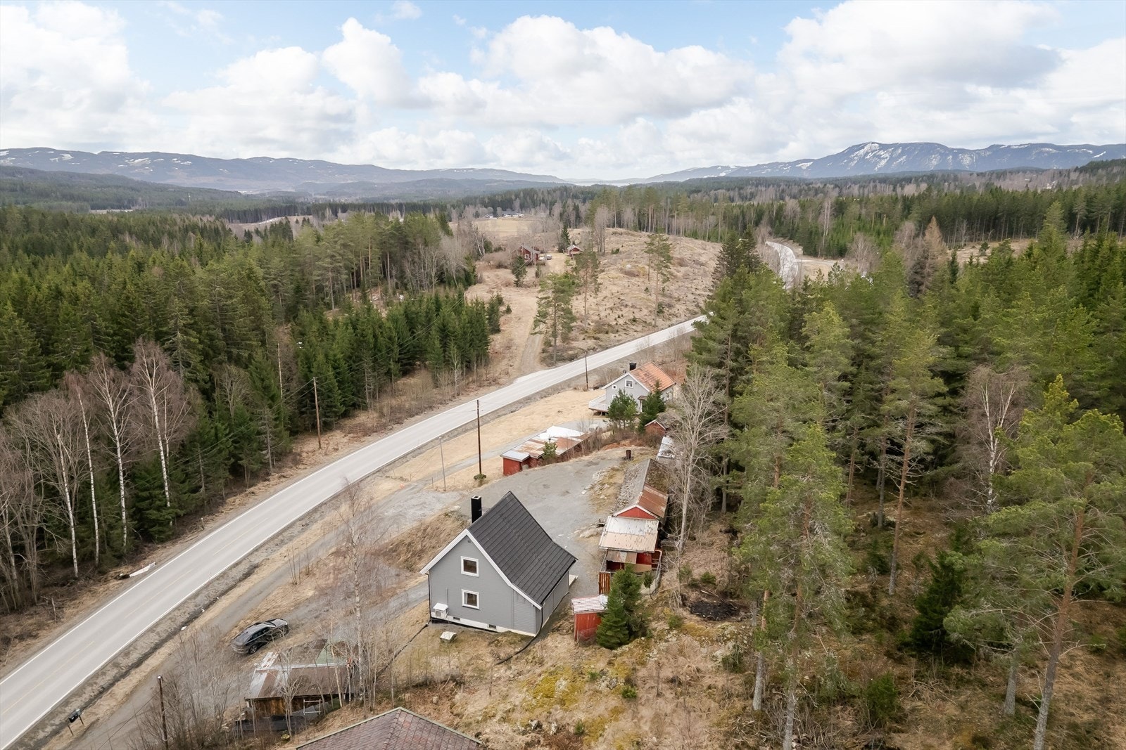 Beliggenheten noen kilometer sør for Stange sentrum gir nærhet til natur og rolig omgivelser. Galleribilde