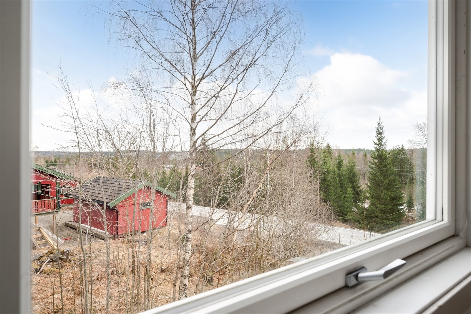 Bygningen har malte trevinduer med 2-lags glass. Galleribilde