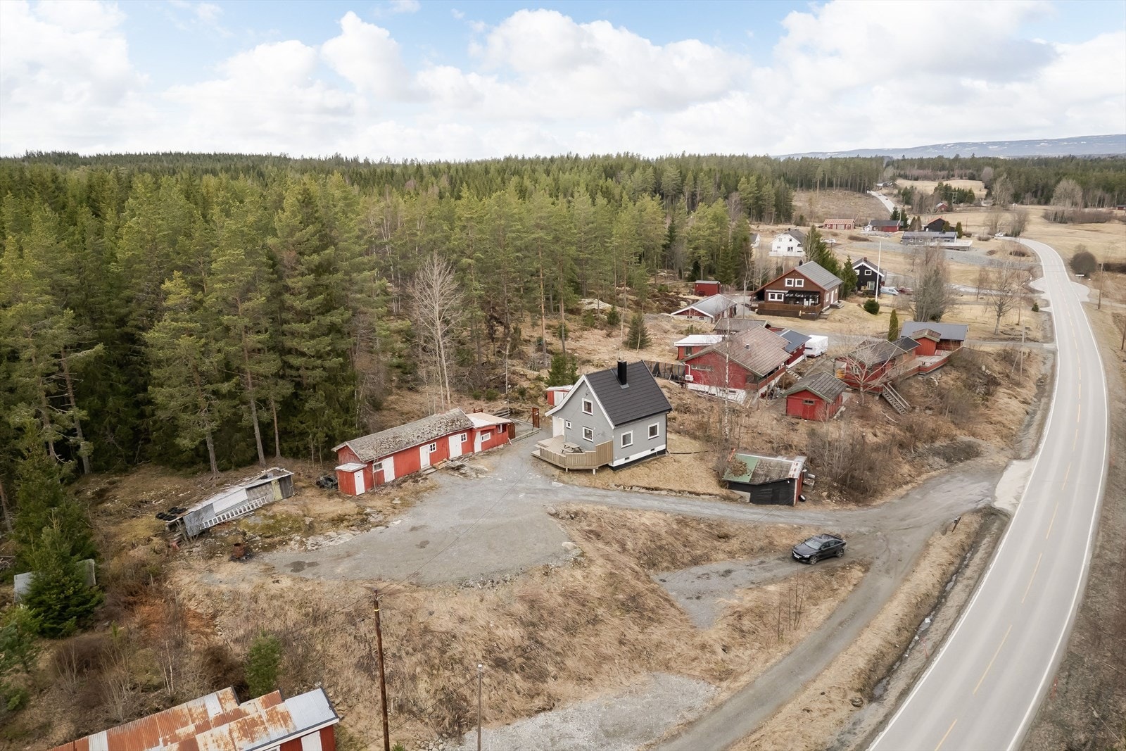 Området består av eneboliger med romslige tomter, omgitt av skog og med enkel adkomst fra offentlig vei. Galleribilde