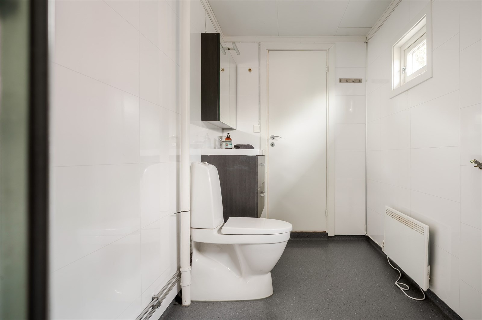 Rommet er utstyrt med elektrisk styrt vifte for ventilasjon og opplegg for vaskemaskin. Galleribilde