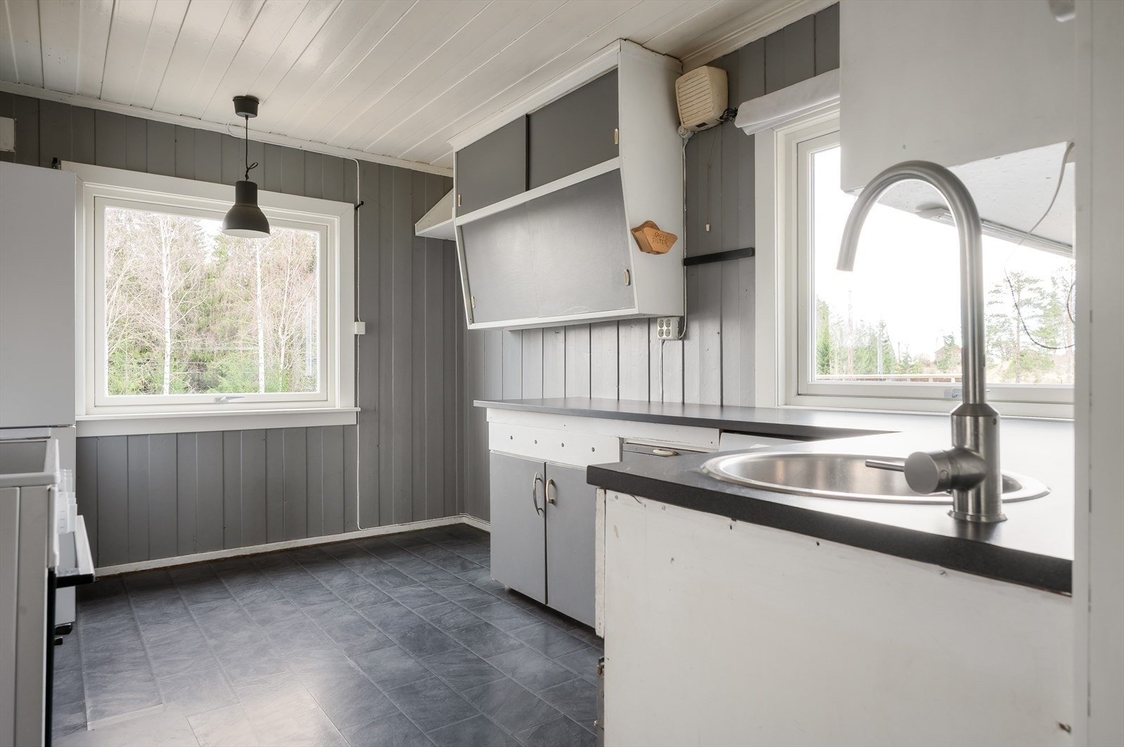 Kjøkkenet har behov for oppgradering. Kjøkkeninnredningen har glatte fronter og laminat benkeplate. Galleribilde