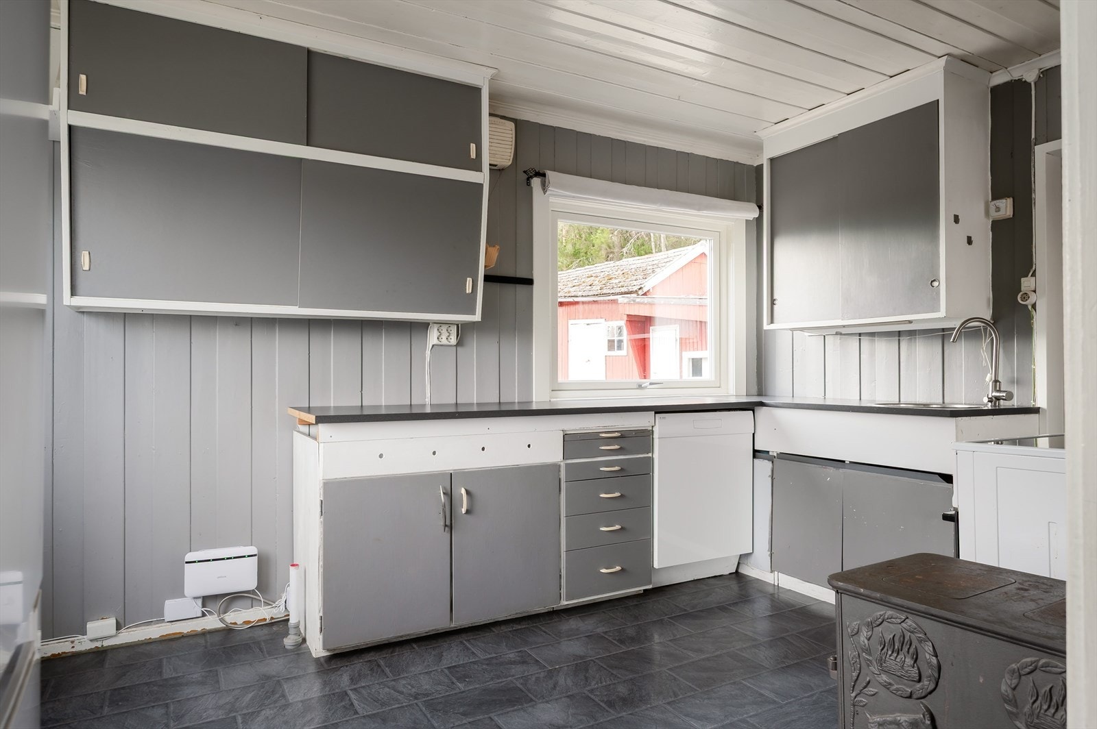 Kjøkkenet er eldre og har slitasje. Galleribilde