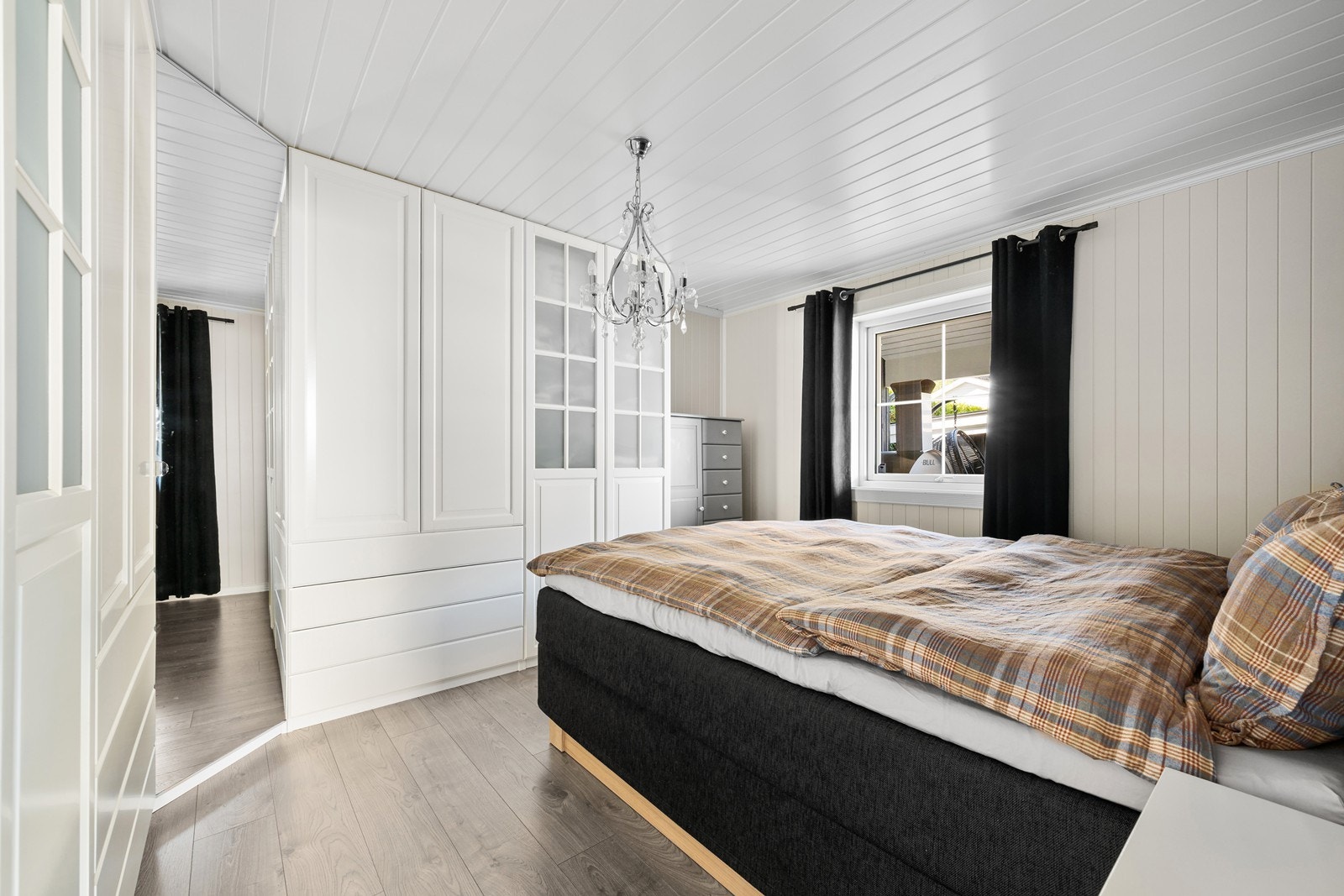 Boligen har fire soverom, hvorav ett er plassert i første etasje og tre i andre etasje. Galleribilde