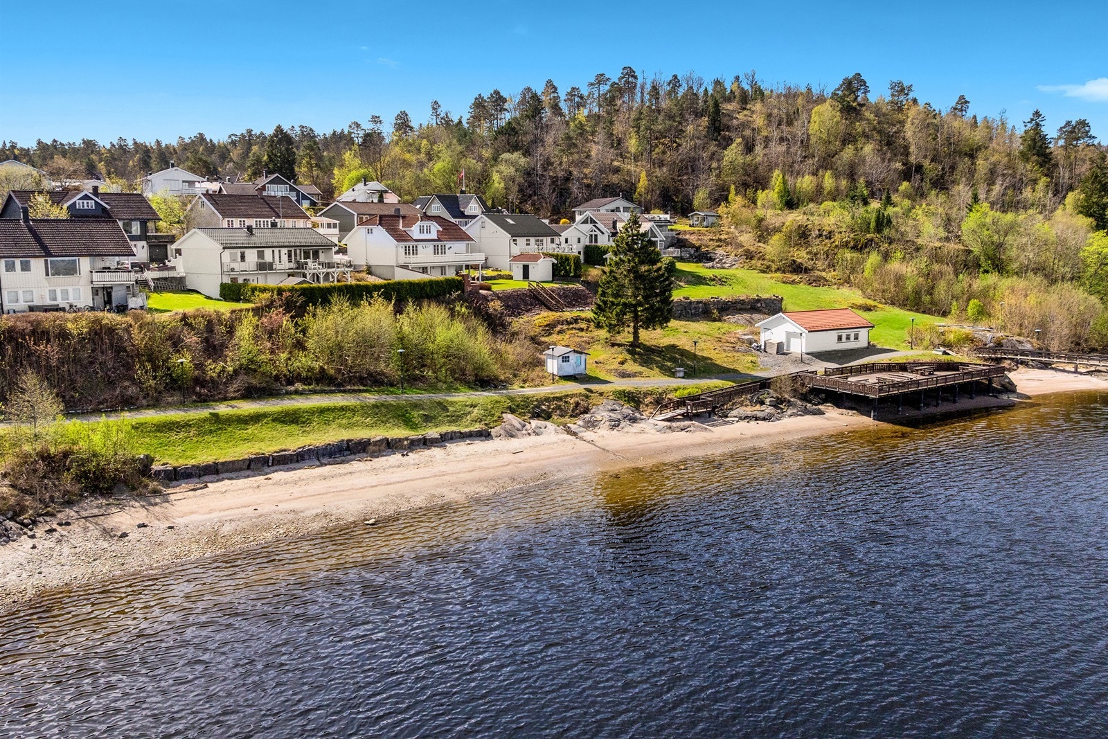 Det er kort avstand til sjøen, hvor det finnes både badeplasser og mulighet for båtplass i nærheten. Galleribilde