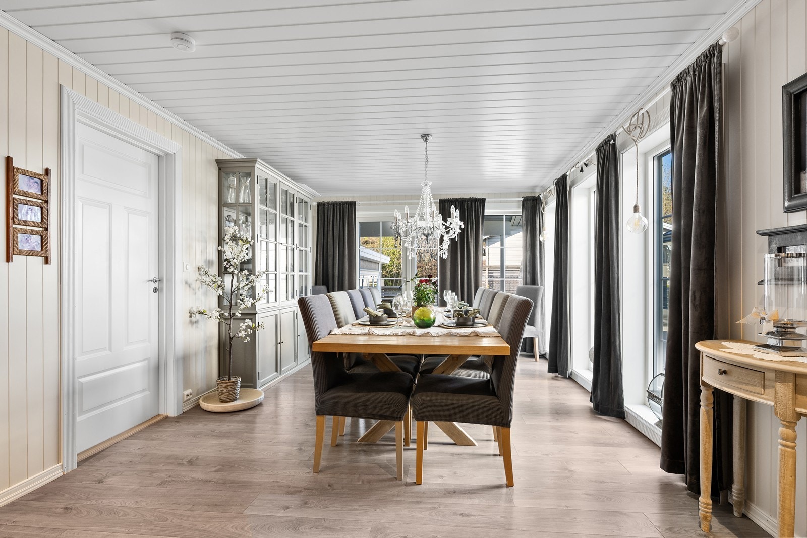 God plass til stort spisebord og utgang til terrasse. Galleribilde