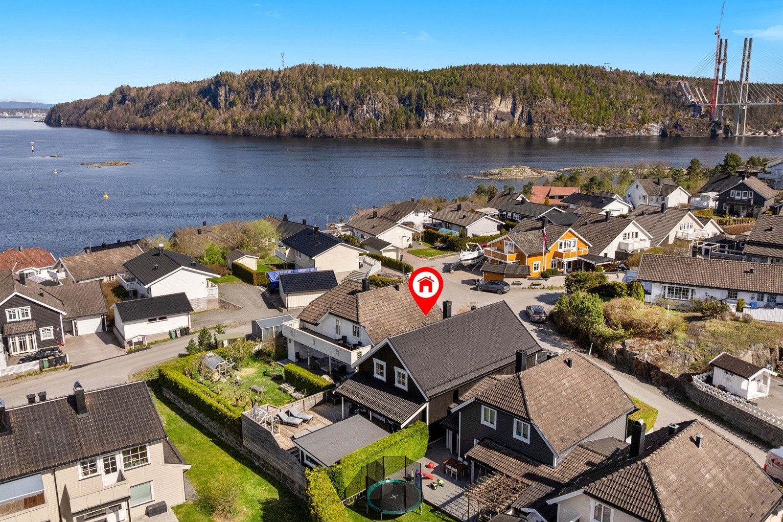 Boligen ligger i et rolig og barnevennlig område på Cocheplassen med kort vei til sjø, barnehage, lekeplass, turområder, E18 og Brotorvet. Galleribilde