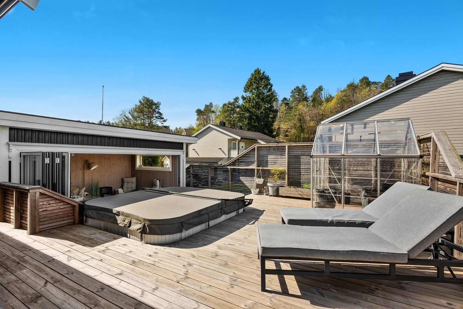 Det er etablert en hagestue med skifergulv, skyvedør i glass som kan åpnes helt opp, samt tilrettelagt med strøm. I tillegg medfølger en jacuzzi, som gir en ekstra komfortabel uteopplevelse året rundt. Galleribilde
