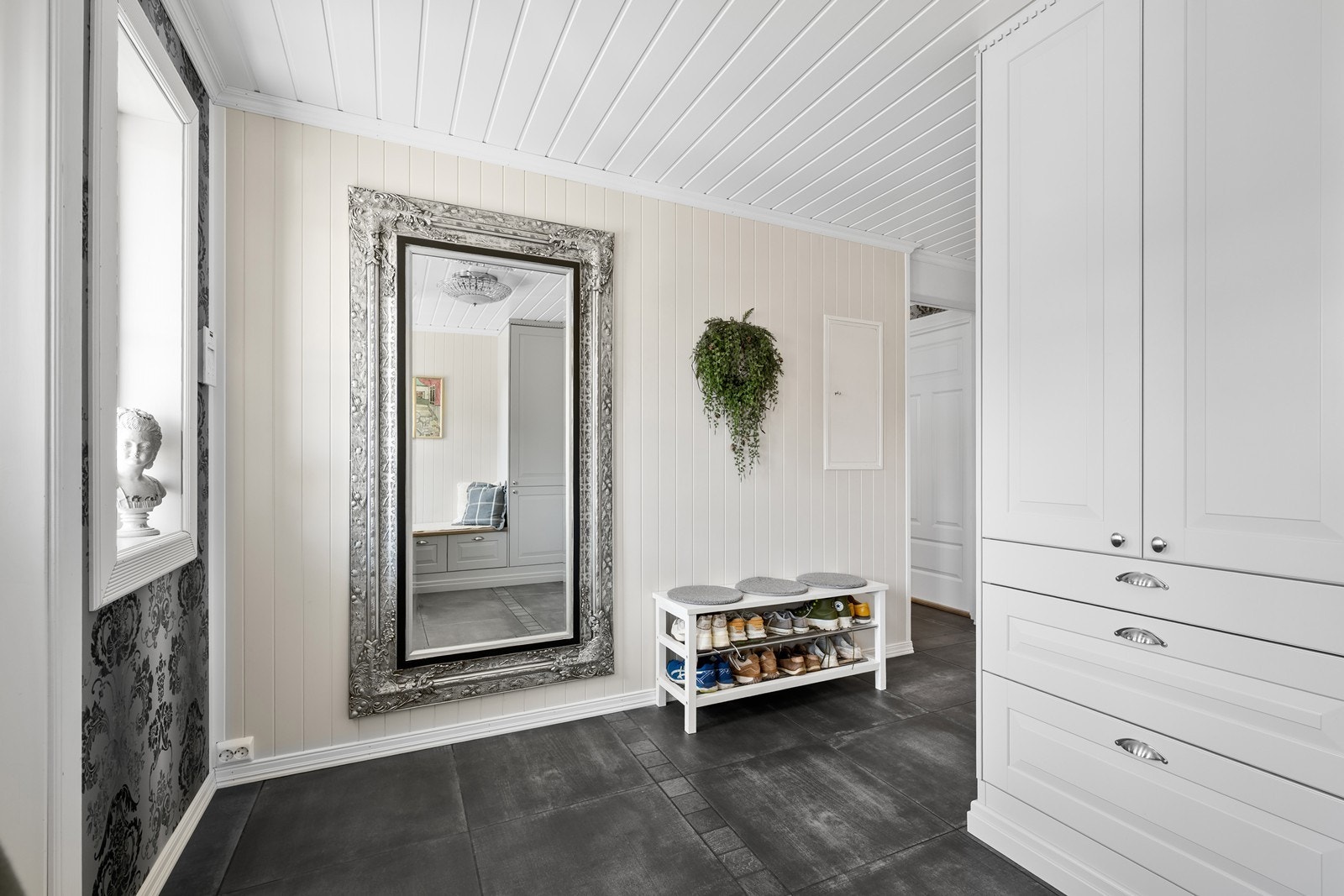 Garderobeskap i gangen fra Sigdal gir gode oppbevaringsmuligheter. Galleribilde