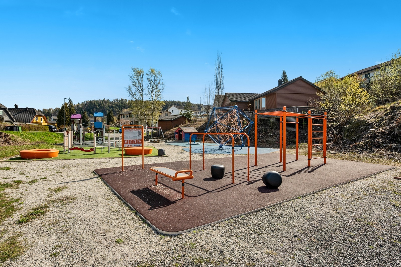 I området finnes det også en fin lekeplass og ballbinge, som gjør det ekstra attraktivt for barnefamilier. Galleribilde
