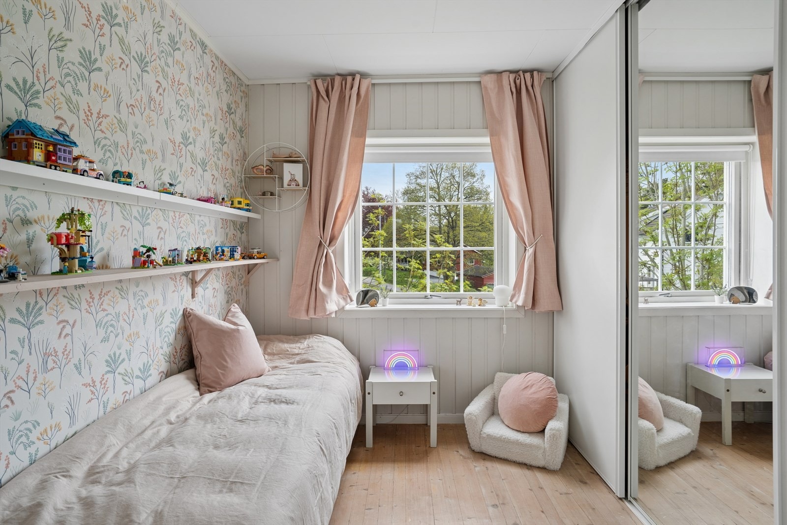 Soverommene har overflater med panel, malt strie og tapet. Galleribilde