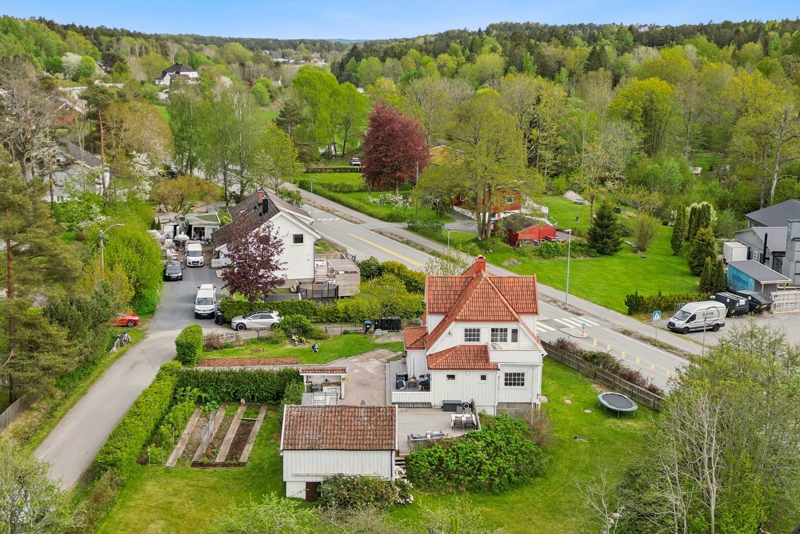 Eiendommen ligger i et etablert og landlig område på Slevik, med kort vei til sjøen og turområdene langs Onsøystien. Galleribilde
