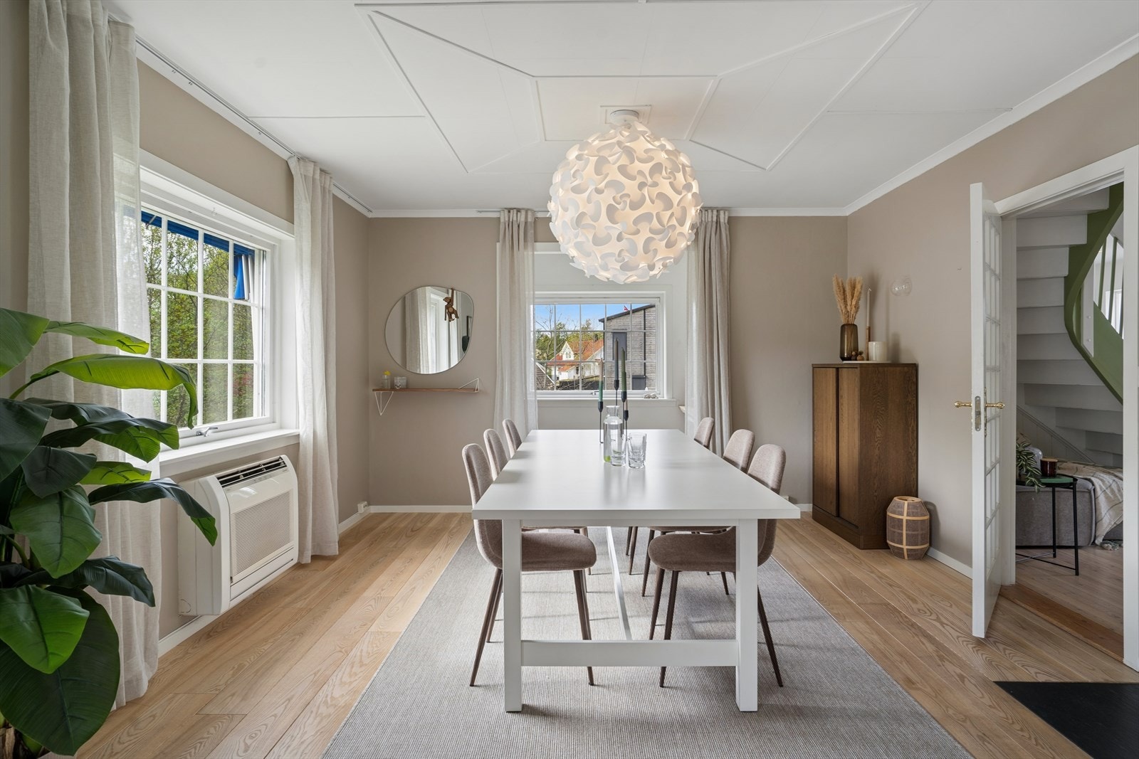 Spisestuen har god plass til langbord for sosiale sammenkomster. Galleribilde
