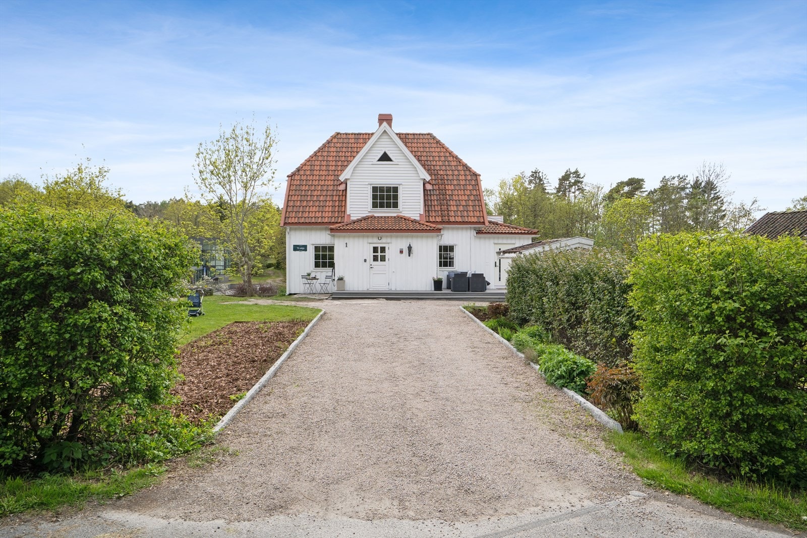 En innholdsrik familieeiendom med stor hage og betydelige tekniske oppgraderinger utført de siste årene. Galleribilde