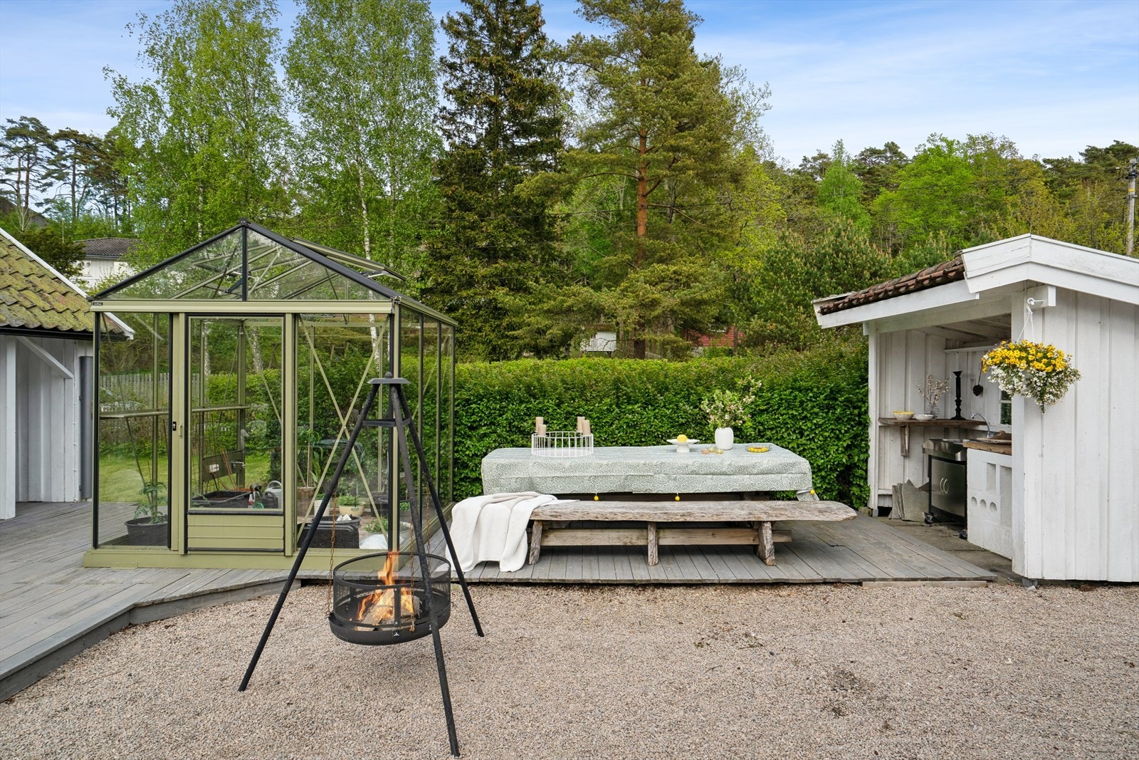 Uteområdet er tilrettelagt med en praktisk utekjøkkenbenk og plass for grilling. Galleribilde