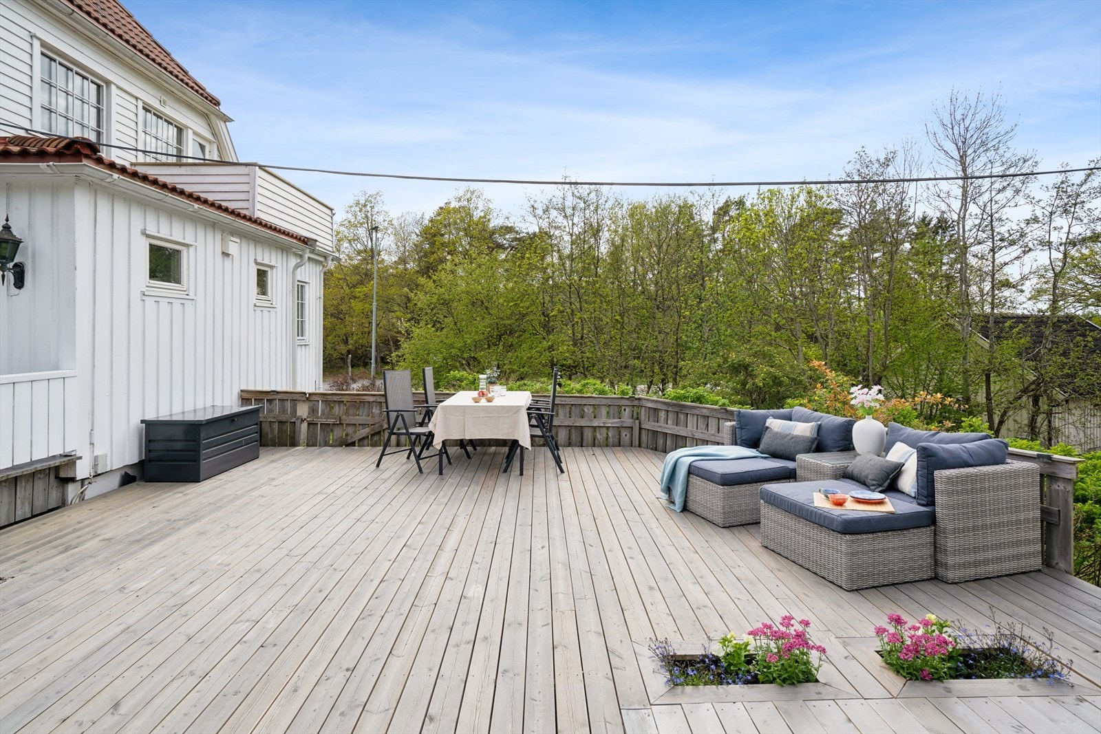 Terrassen er oppført i trekonstruksjon og har god plass til både spisebord og loungegruppe. Galleribilde