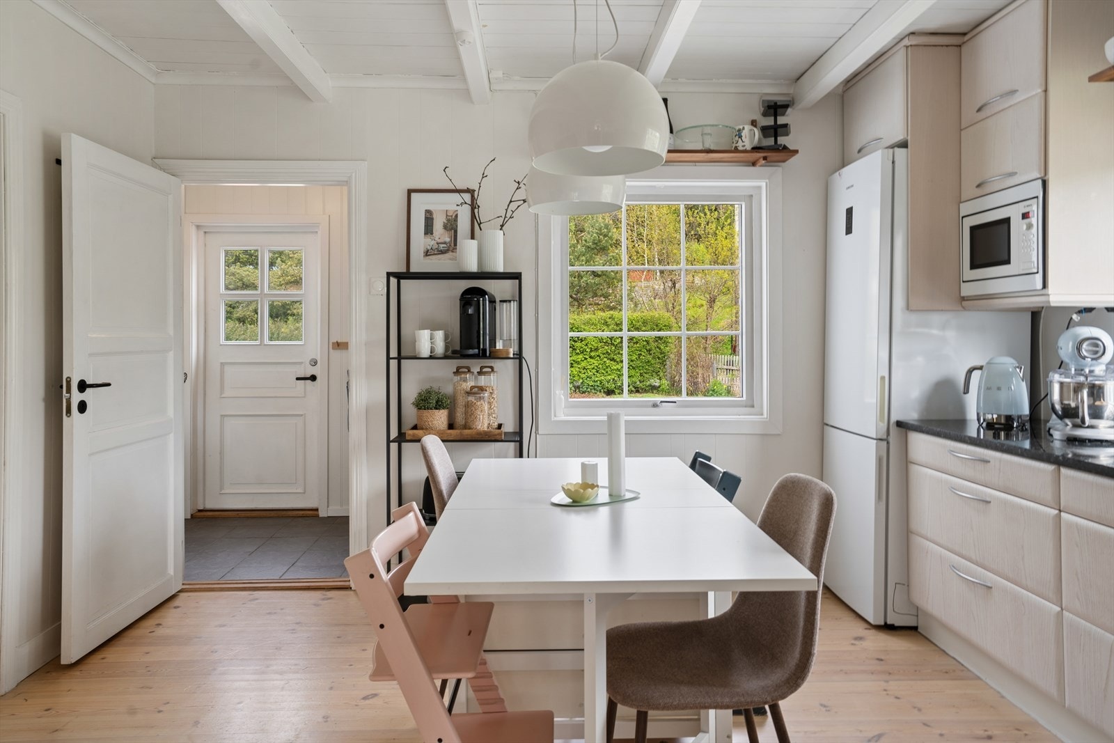 Kjøkkeninnredning fra JKE Design med god plass til spisebord. Galleribilde