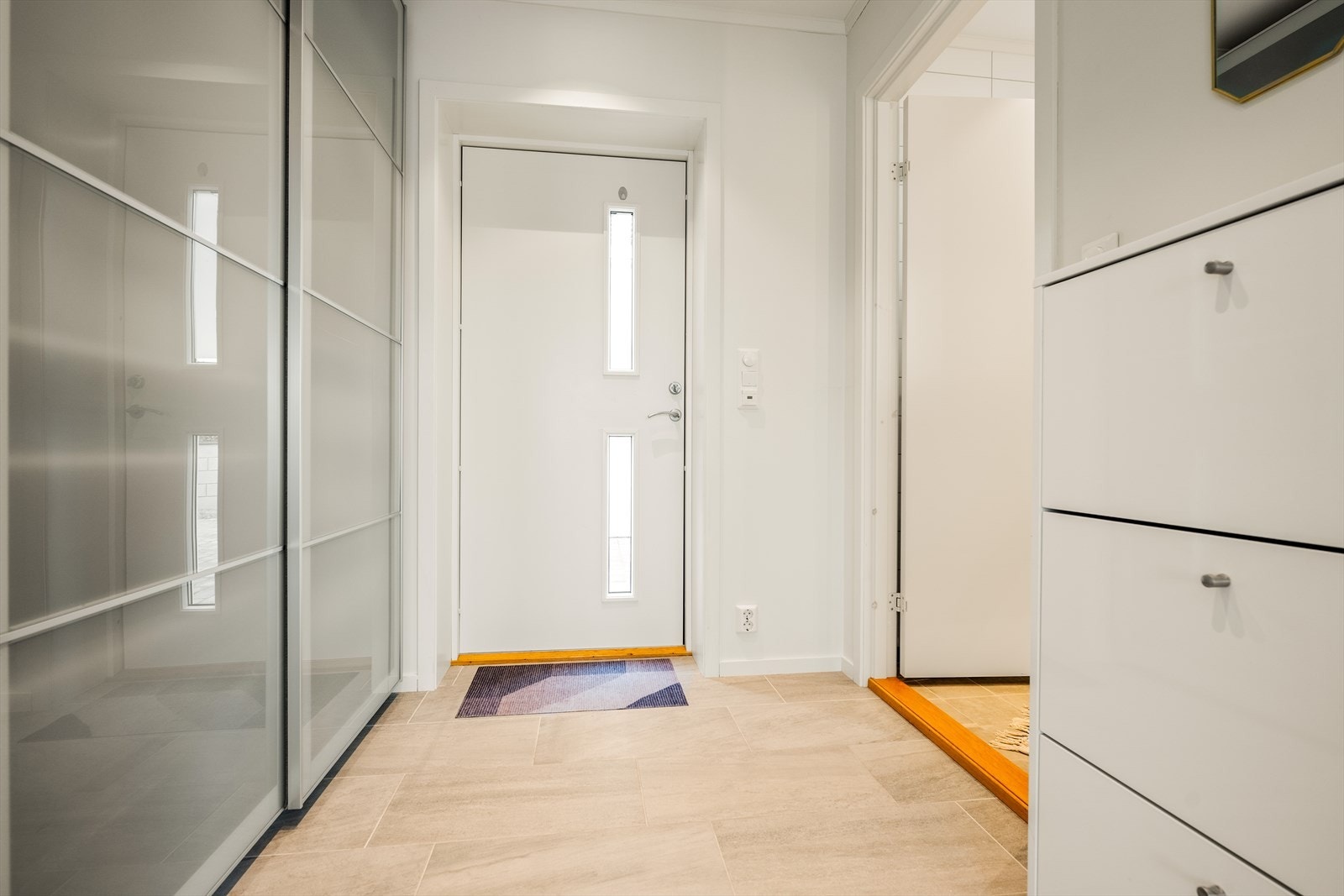 Entré med skyvedørsgarderobe Galleribilde