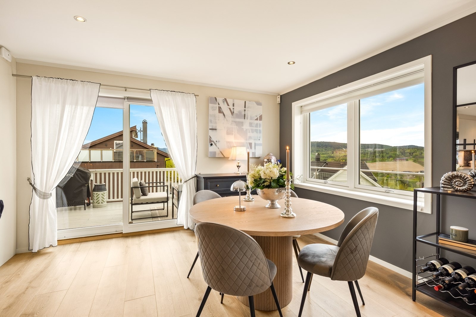 Fra spisestuen er det direkte utgang til terrasse Galleribilde