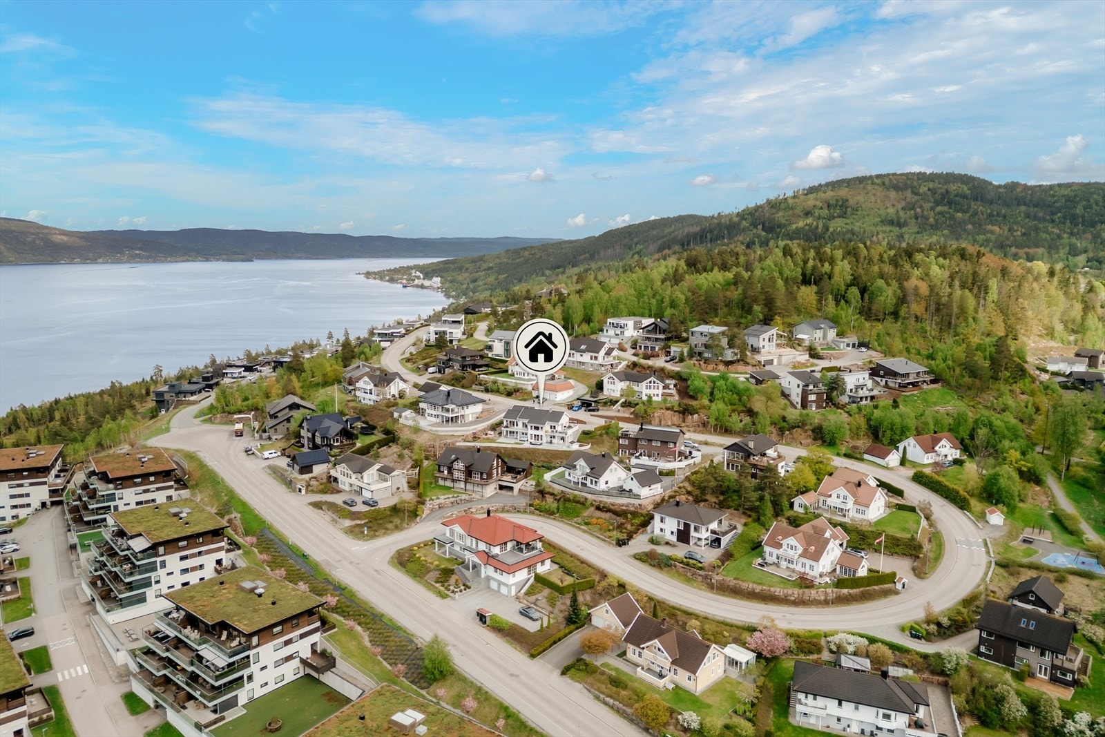 Eiendommen har en høy og fri beliggenhet med flott utsikt over nærområdet og fjorden Galleribilde