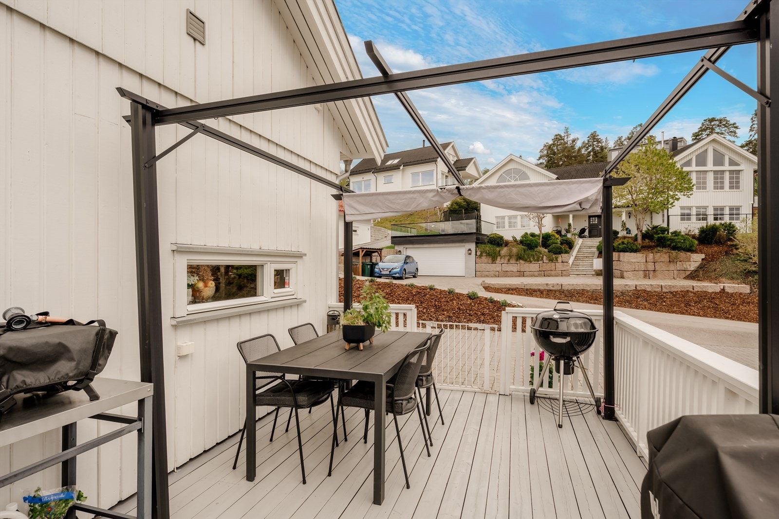 En lun og usjenert uteplass med pergola Galleribilde