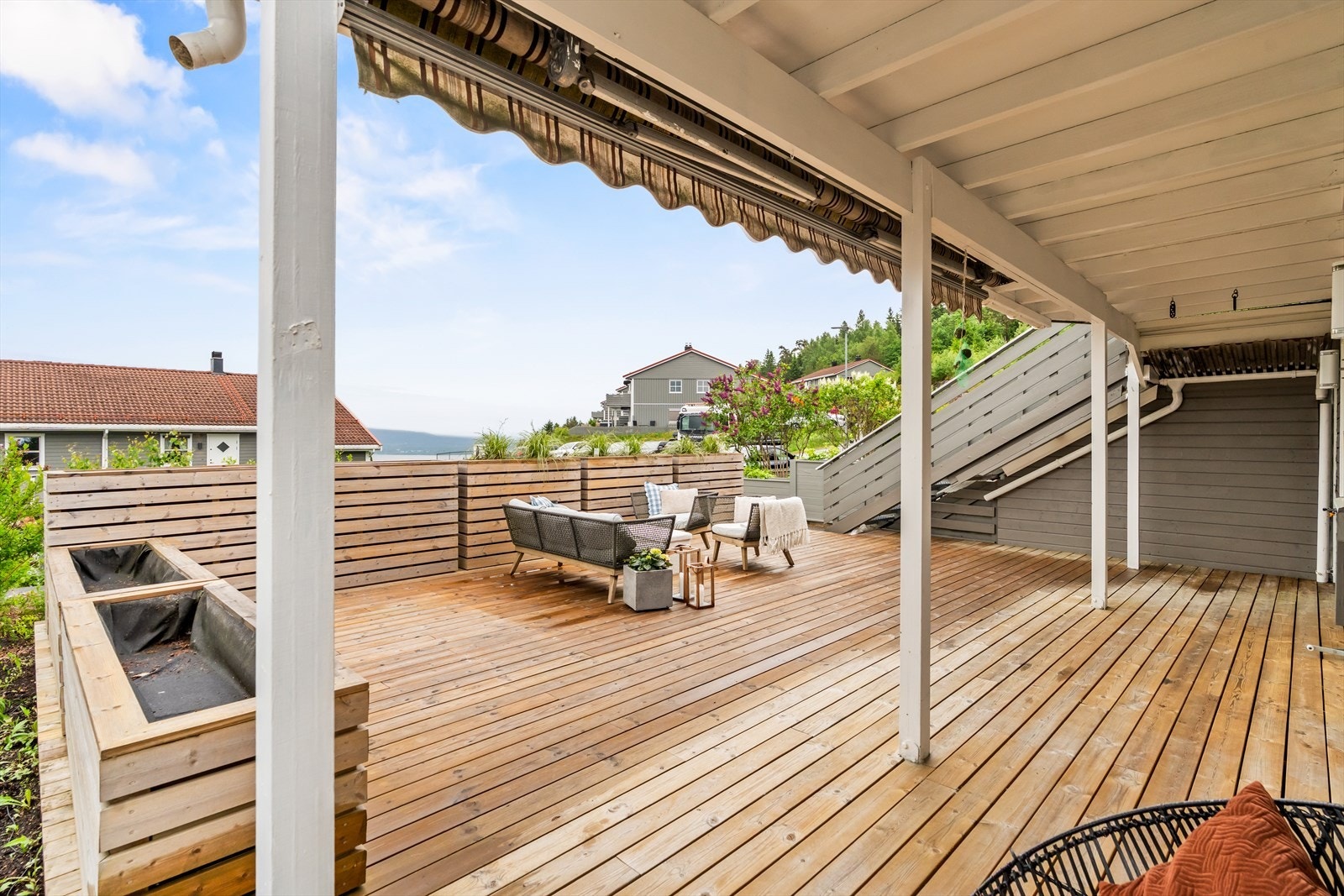 Stor og lun terrasse med overbygget parti og god plass til flere sittegrupper. Et flott uterom som forlenger boligens oppholdsareal. Galleribilde