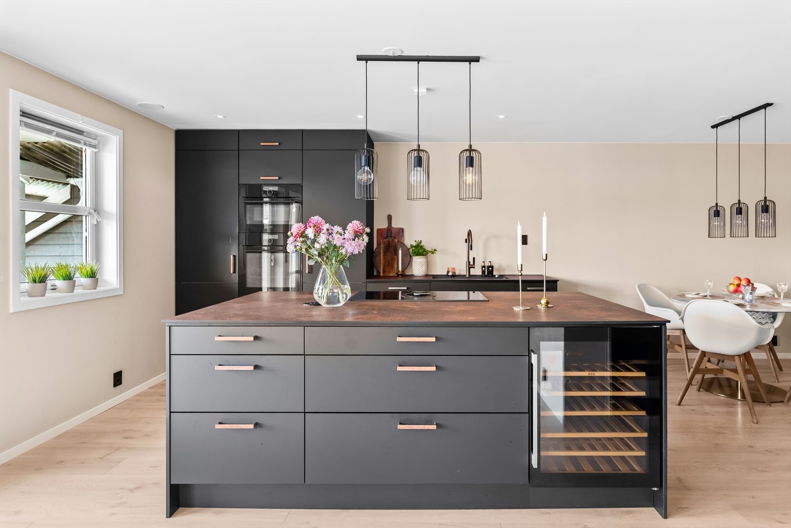 Moderne kjøkken fra 2020 med stilrene fronter, integrerte hvitevarer og praktisk kjøkkenøy. Her får du en flott kombinasjon av design, oppbevaring og arbeidsplass. Galleribilde
