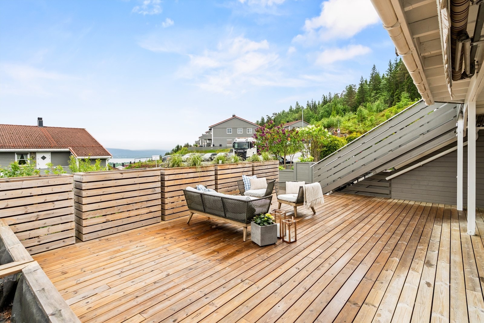 Solrik terrasse og hyggelig uteplass med god plass til utemøbler. Her kan du nyte rolige dager i fine omgivelser. Galleribilde