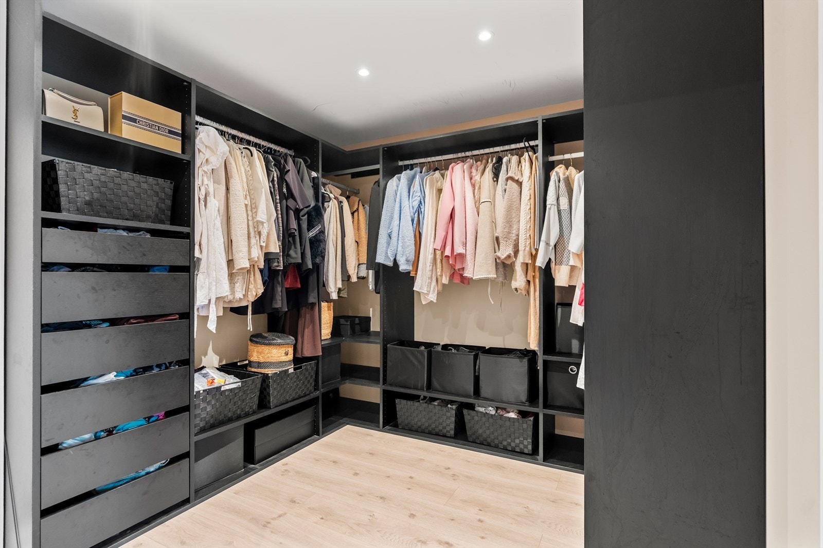 Praktisk walk-in-garderobe med rikelig plass til klær, sko og oppbevaring. En svært attraktiv løsning som gir hverdagen ekstra komfort. Galleribilde