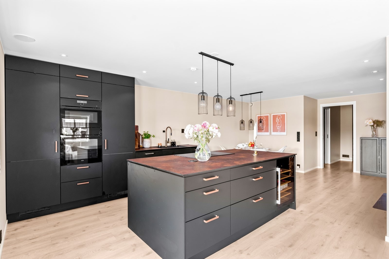 Flott kjøkkenøy med god plass til forberedelser, servering og hyggelige samtaler. Den åpne løsningen gir et eksklusivt og sosialt preg. Galleribilde